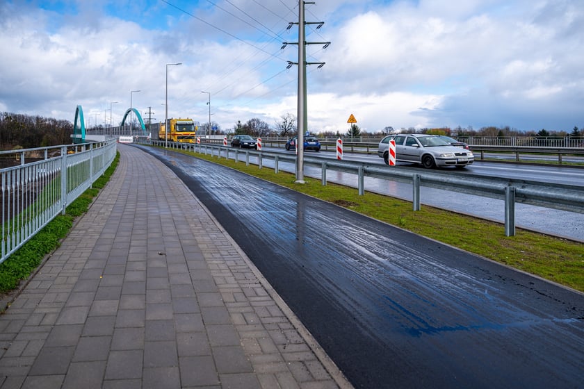 Przybywa asfaltu na kolejnych odcinkach drogi rowerowej na alei Wielkiej Wyspy.